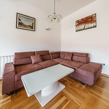 Spacious Haven, 3br Penthouse, Free Grg Pkg, Old Town *