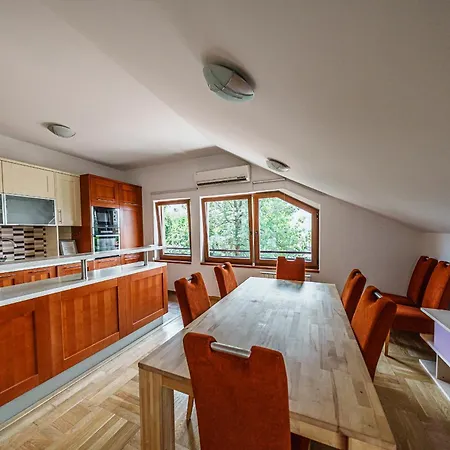 Spacious Haven, 3br Penthouse, Free Grg Pkg, Old Town