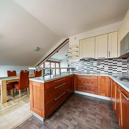 Spacious Haven, 3br Penthouse, Free Grg Pkg, Old Town *