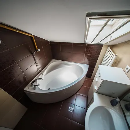 Spacious Haven, 3br Penthouse, Free Grg Pkg, Old Town *