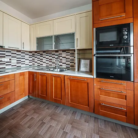 Spacious Haven, 3br Penthouse, Free Grg Pkg, Old Town *